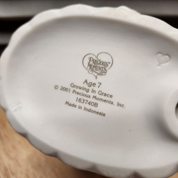 Precious Moments Figurine – Age 7 – Growing in Grace – 2001 - Picture 4 of 7